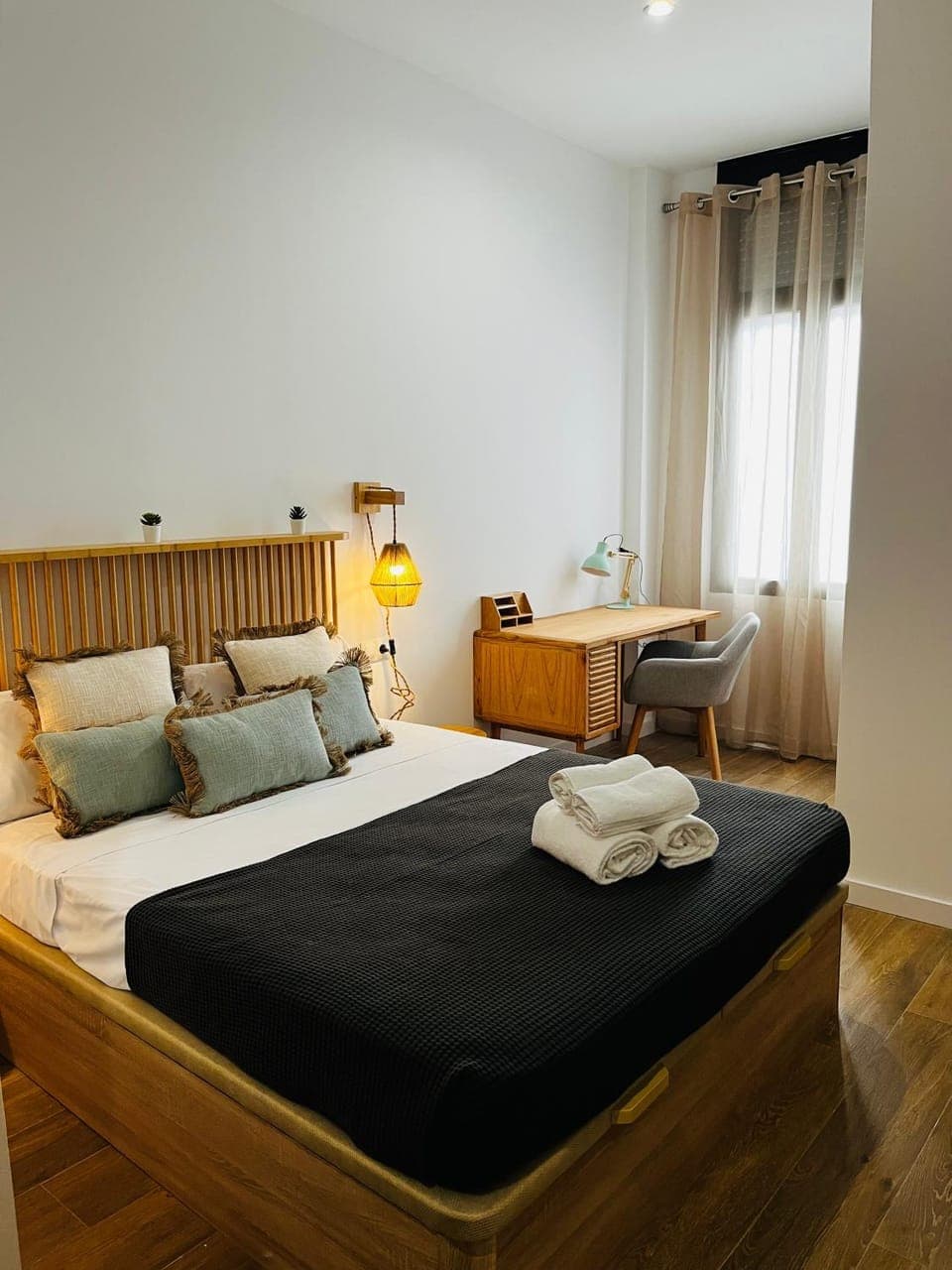 Bed, Photo of the whole room, Seating area, Bedroom, towels