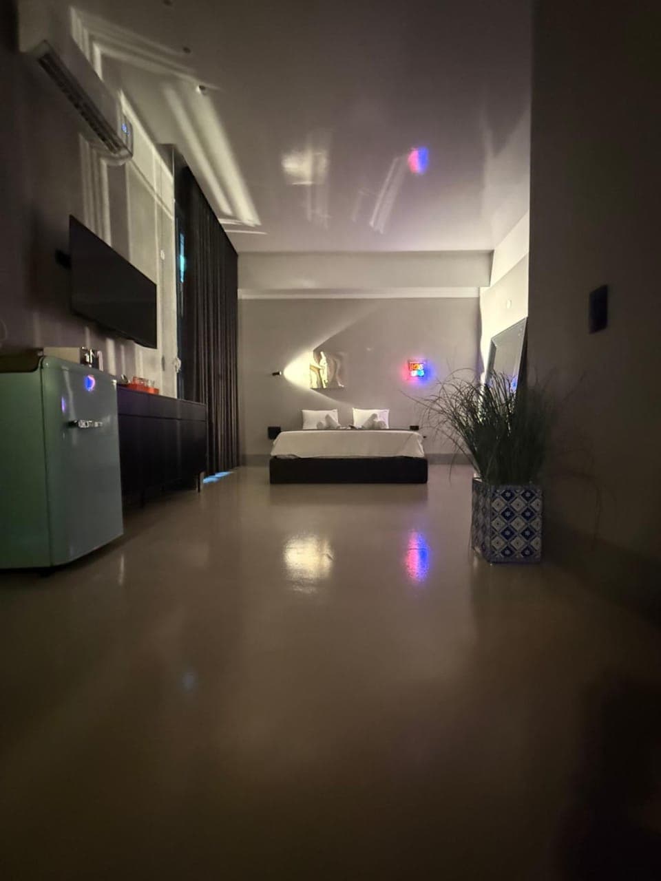 Bed, TV and multimedia, Seating area, Bedroom