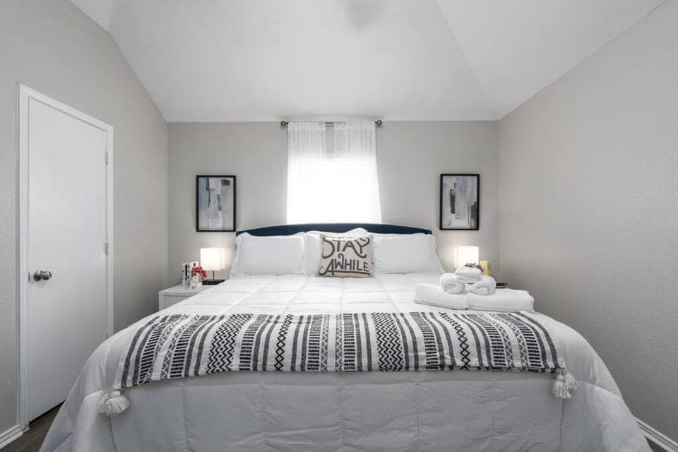 Bed, Photo of the whole room, Bedroom