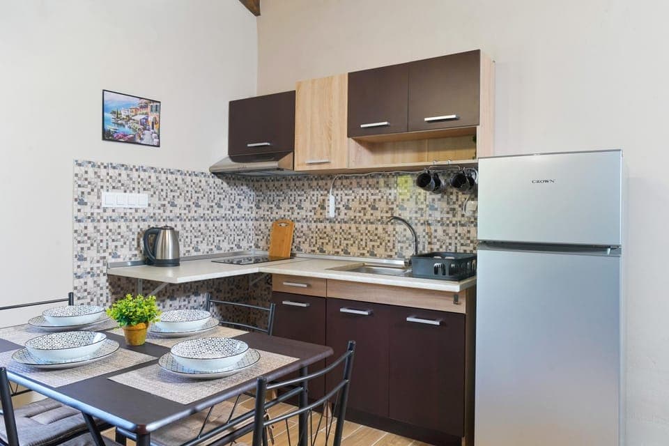 Coffee/tea facilities, Kitchen or kitchenette, Dining area, stove