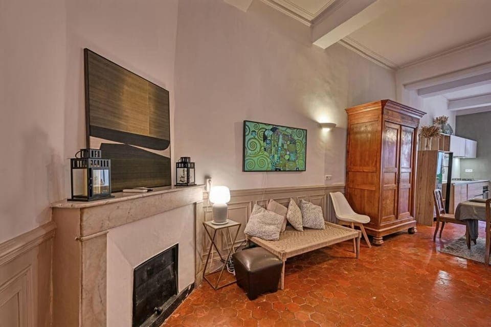 TV and multimedia, Kitchen or kitchenette, Living room, Seating area, Meals, flat iron