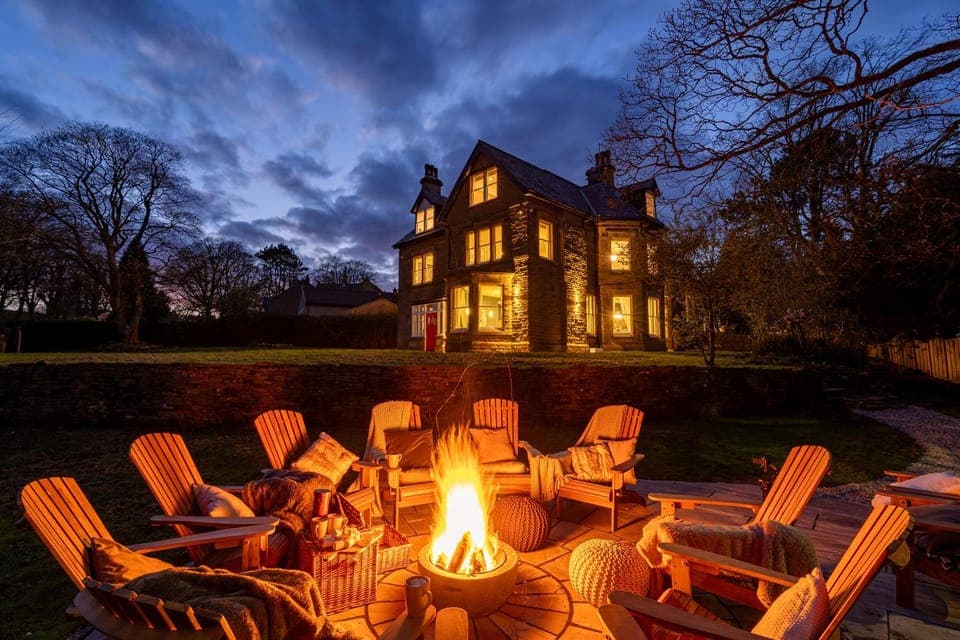 Property building, Patio, Communal lounge/ TV room, Facade/entrance, Night, Property logo or sign, Property logo or sign, Activities, BBQ facilities, Garden, View (from property/room), Balcony/Terrace, Food and drinks, Other, Evening entertainment, Evening entertainment, Animals, Food, Pets, Guests, Garden view, Landmark view, Street view, Area and facilities, Entertainment, group of guests, Family, Parking, concierge, furniture, pet friendly, towels