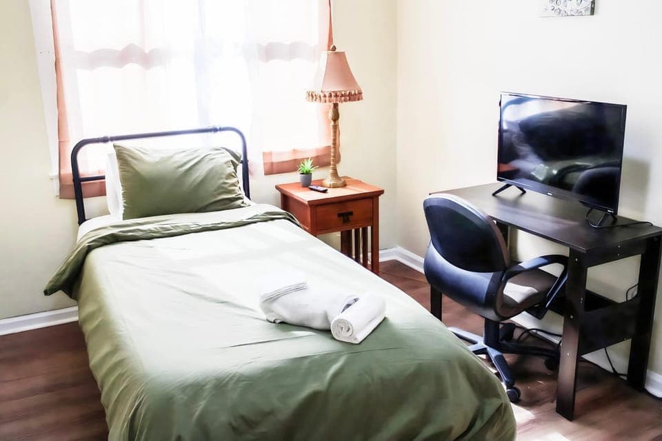 Bed, TV and multimedia, Bedroom