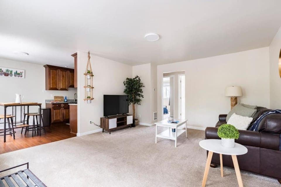 TV and multimedia, Kitchen or kitchenette, Living room, Seating area, Dining area, Evening entertainment