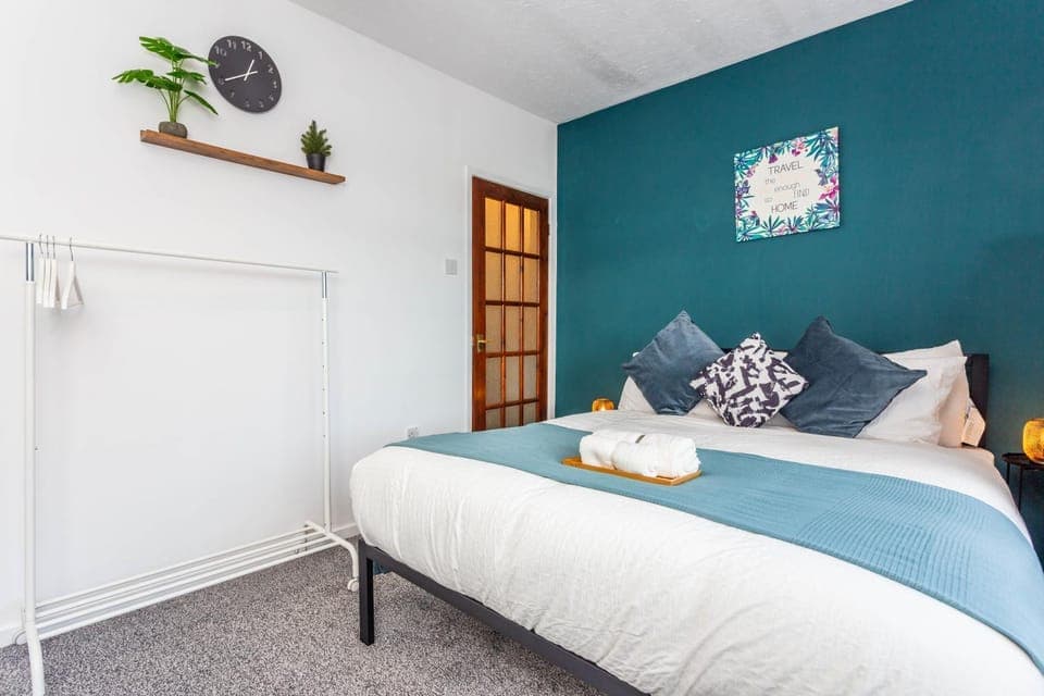 Bed, Photo of the whole room, Bedroom, towels