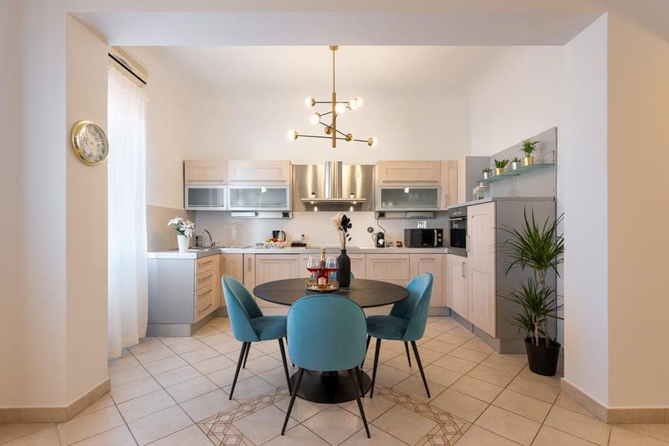 Kitchen or kitchenette, Dining area, minibar, pet friendly, stove