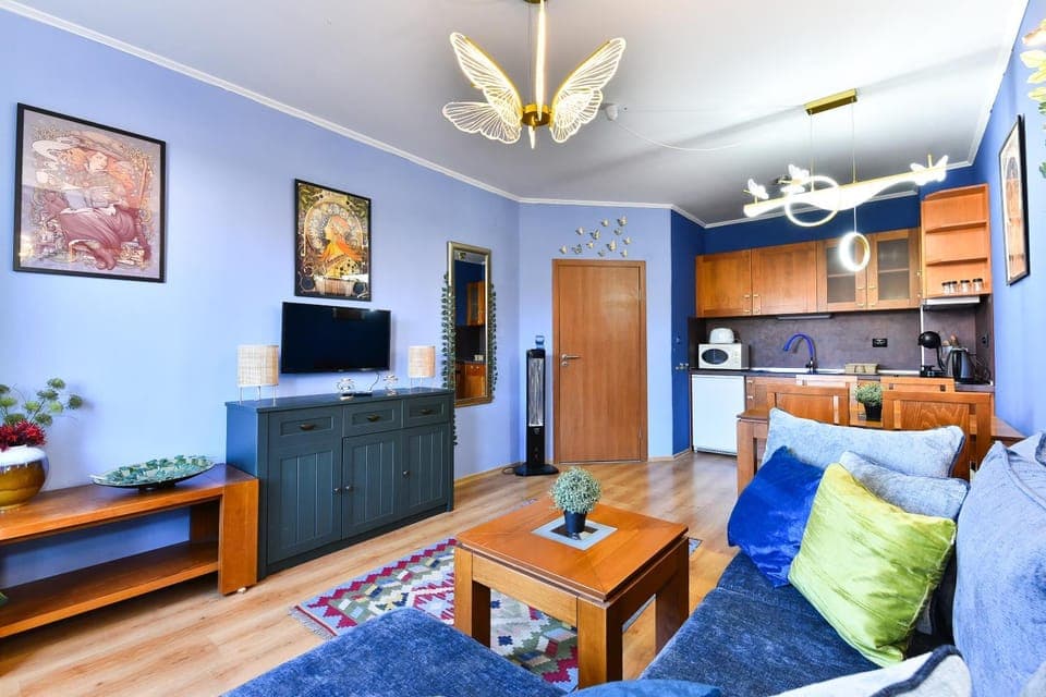 TV and multimedia, Living room, Dining area, microwave, oven, stove, kitchen