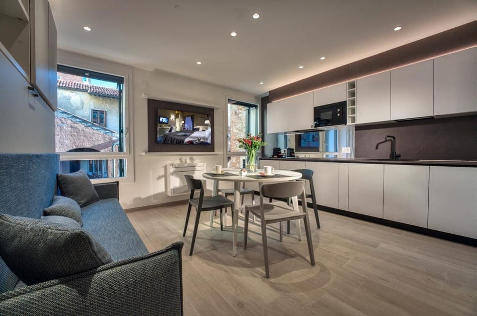 Kitchen or kitchenette, Seating area