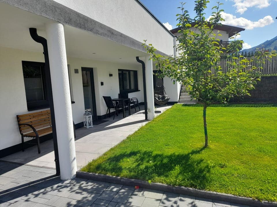 Property building, Garden, Balcony/Terrace