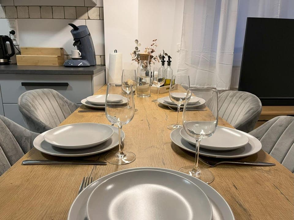 Kitchen or kitchenette, Living room, Food and drinks, Seating area, Dining area, Food