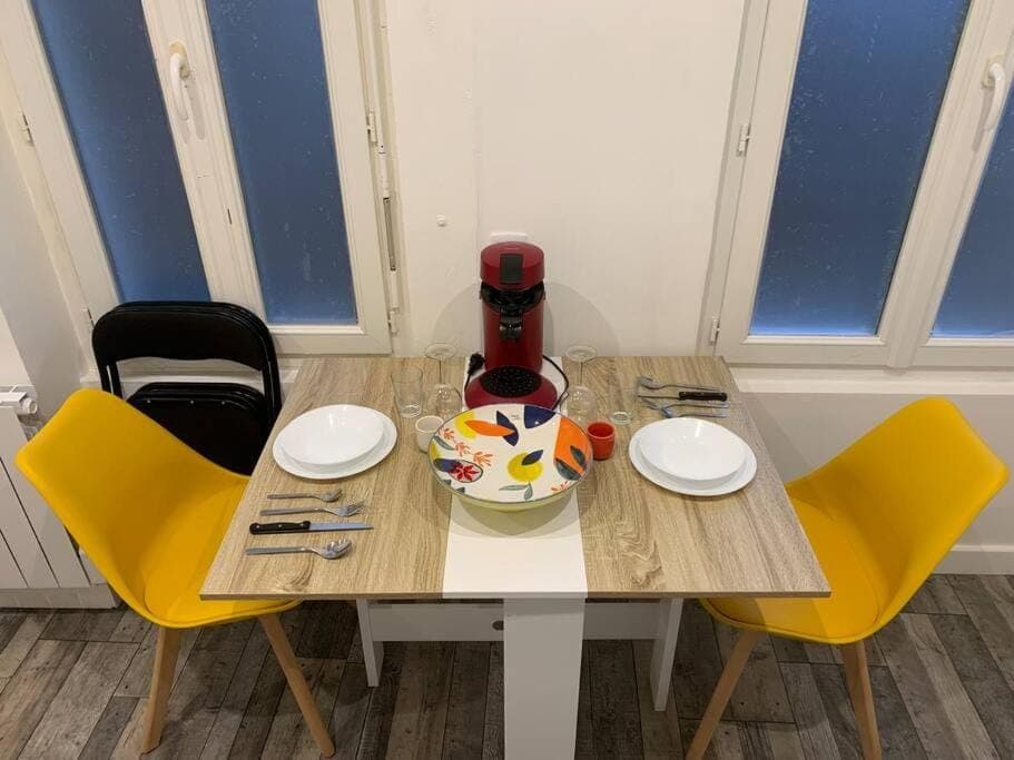 Seating area, Dining area