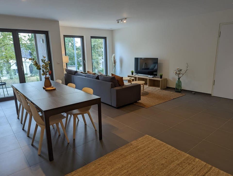 Communal lounge/ TV room, TV and multimedia, Living room, Seating area, Dining area, Evening entertainment