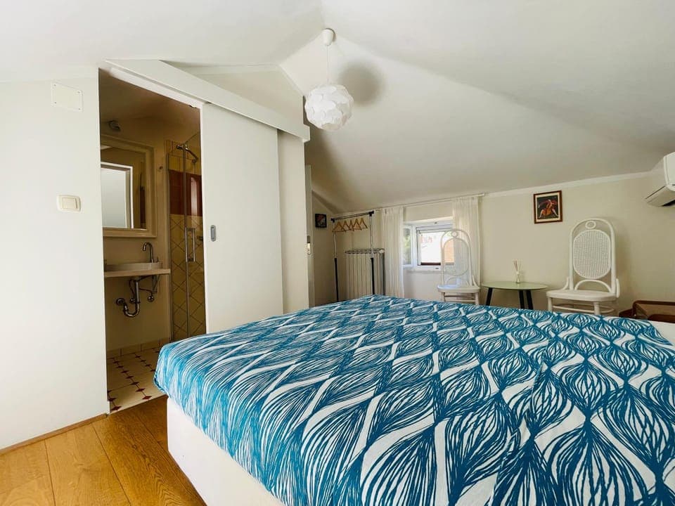 Photo of the whole room, Bedroom, air conditioner