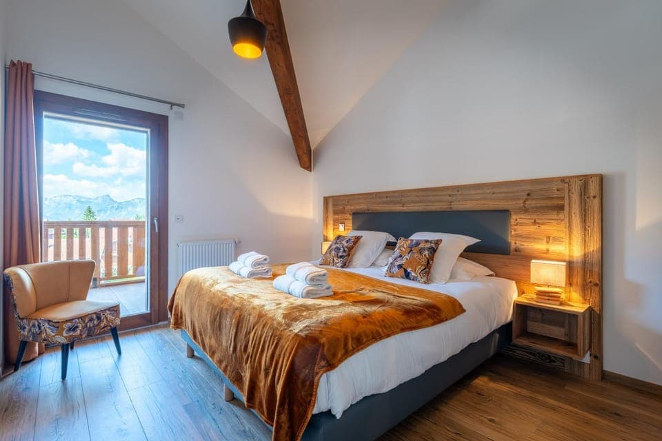 Photo of the whole room, Bedroom