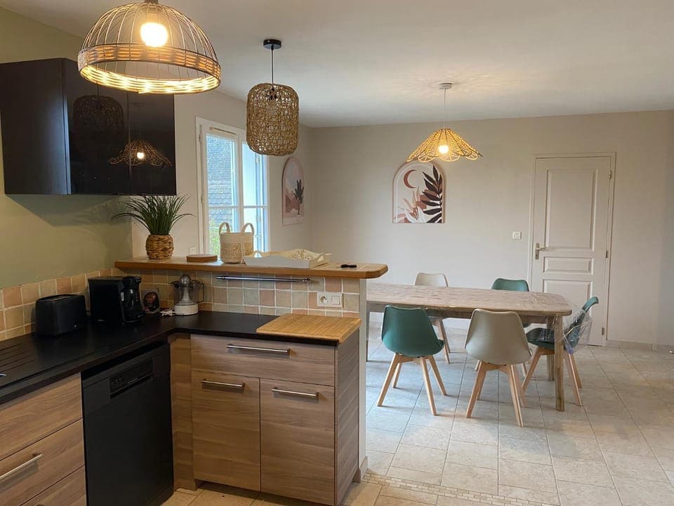 Kitchen or kitchenette, Dining area