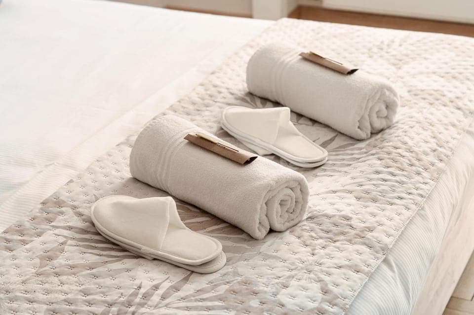 Bed, Bedroom, towels