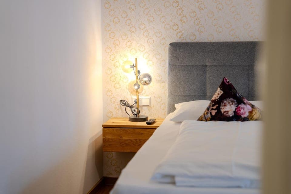 Photo of the whole room, Decorative detail