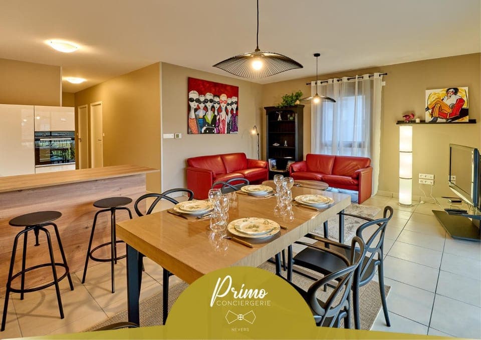 Kitchen or kitchenette, Food and drinks, Seating area, Dining area, Food, minibar, oven