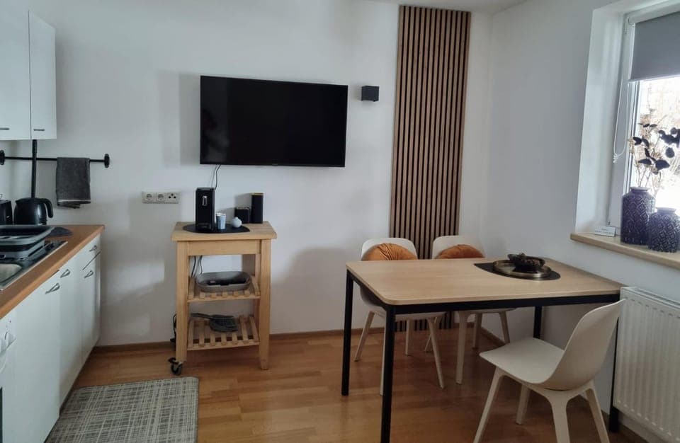 TV and multimedia, Coffee/tea facilities, Kitchen or kitchenette, Dining area, stove, toaster