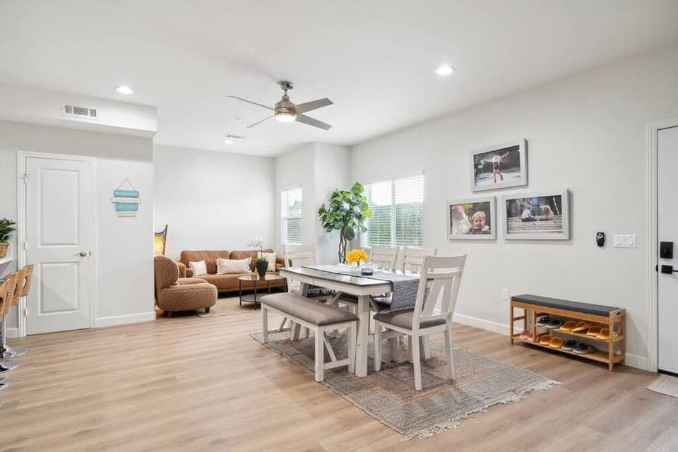 Restaurant/places to eat, TV and multimedia, Living room, Dining area, fireplace