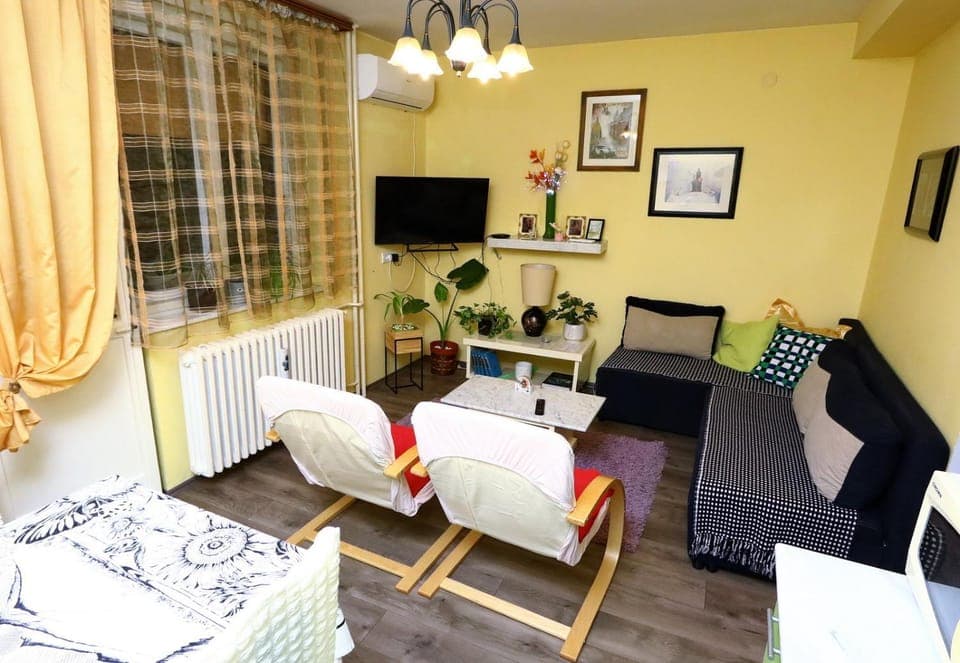 Communal lounge/ TV room, Bed, TV and multimedia, Living room, Seating area, Evening entertainment, internet