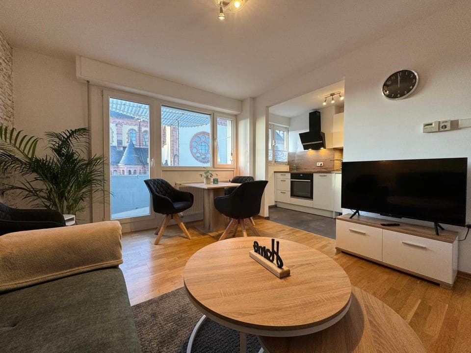 Communal lounge/ TV room, TV and multimedia, Kitchen or kitchenette, Living room, Seating area, Dining area, Evening entertainment