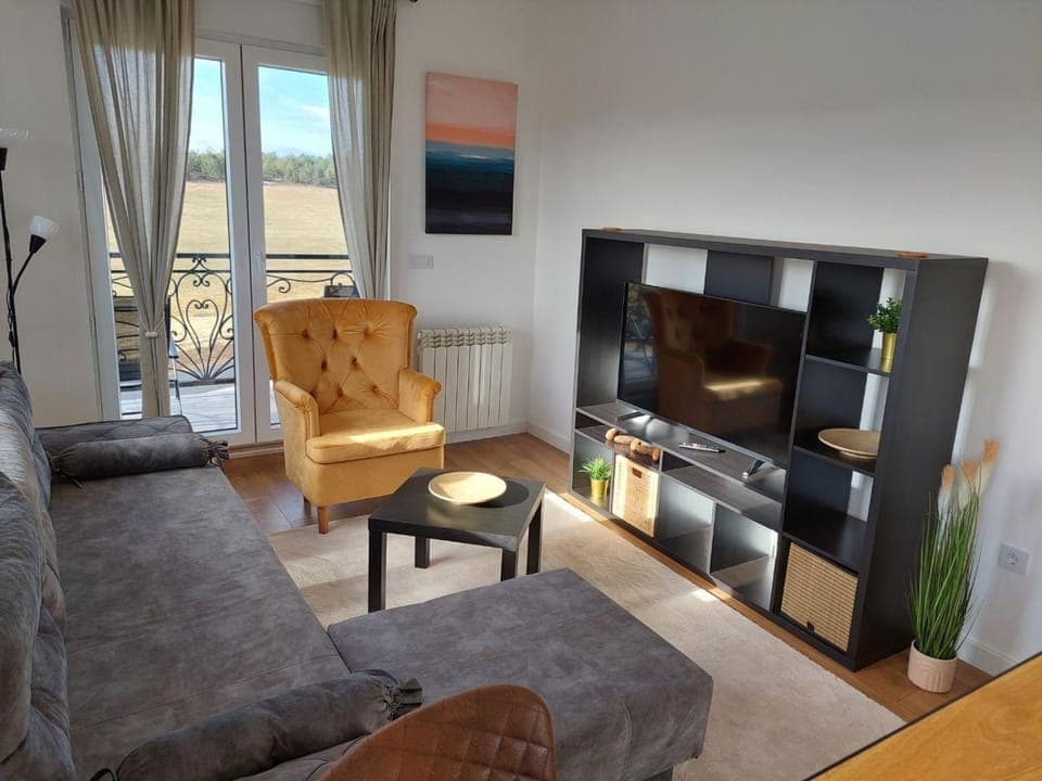 Communal lounge/ TV room, TV and multimedia, Living room, Seating area, Evening entertainment