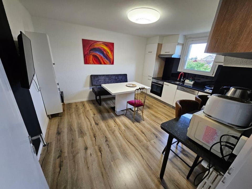 TV and multimedia, Kitchen or kitchenette, Living room, Seating area, Dining area, oven, stove