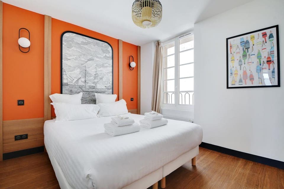 Bed, Photo of the whole room, Bedroom, towels