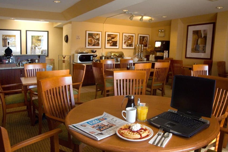 Restaurant/places to eat, Business facilities, Breakfast