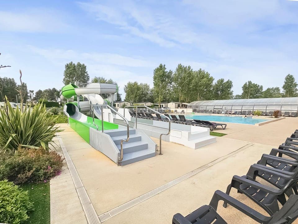 Swimming pool, sunbed