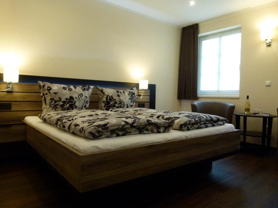 Photo of the whole room, Mountain view