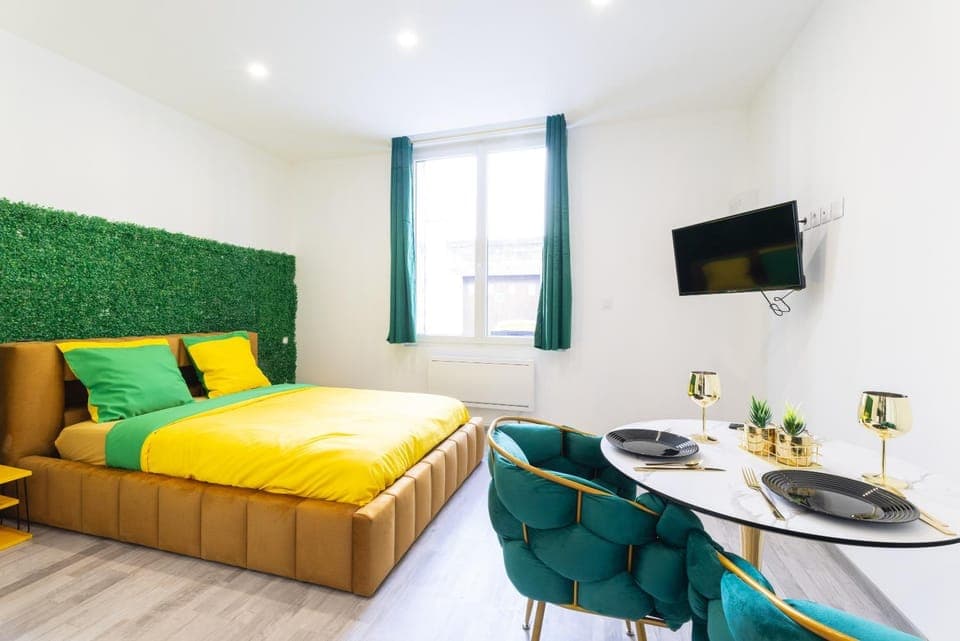 Bed, TV and multimedia, Bedroom