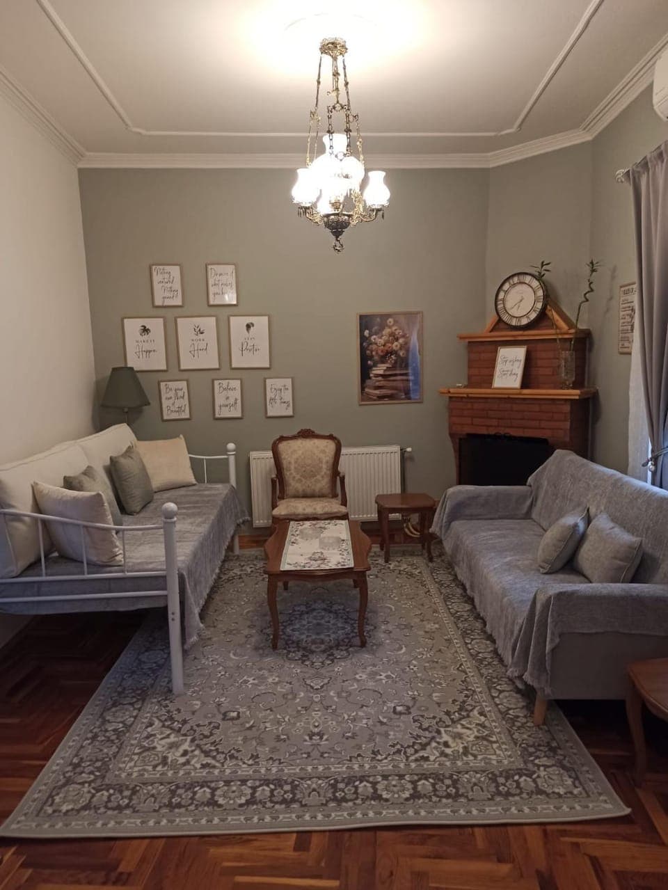 Living room, Seating area