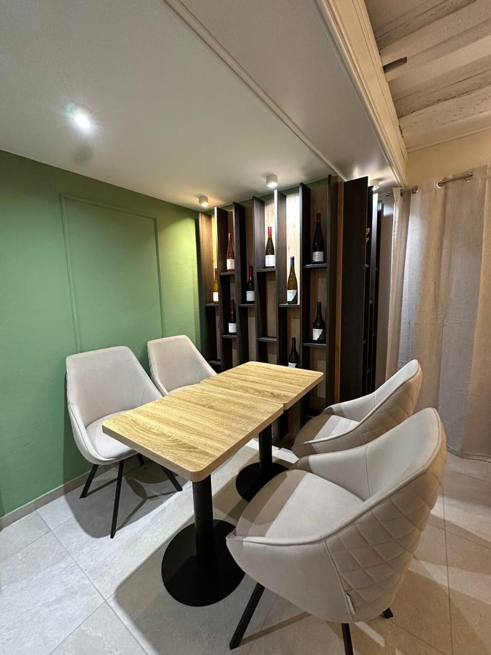 Restaurant/places to eat, Lounge or bar