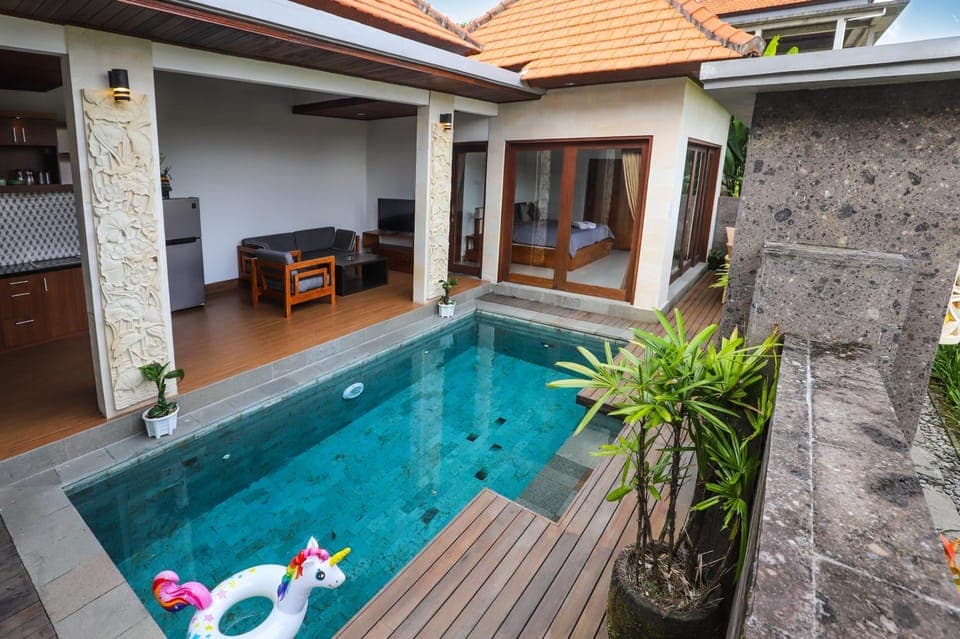 Patio, Day, Natural landscape, Hot Tub, Pool view, Swimming pool, sunbed