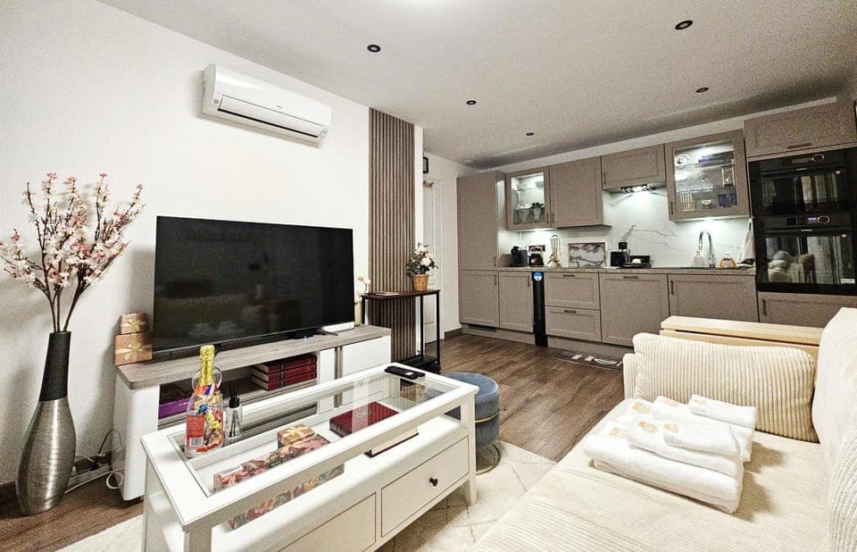TV and multimedia, Living room, Seating area, air conditioner