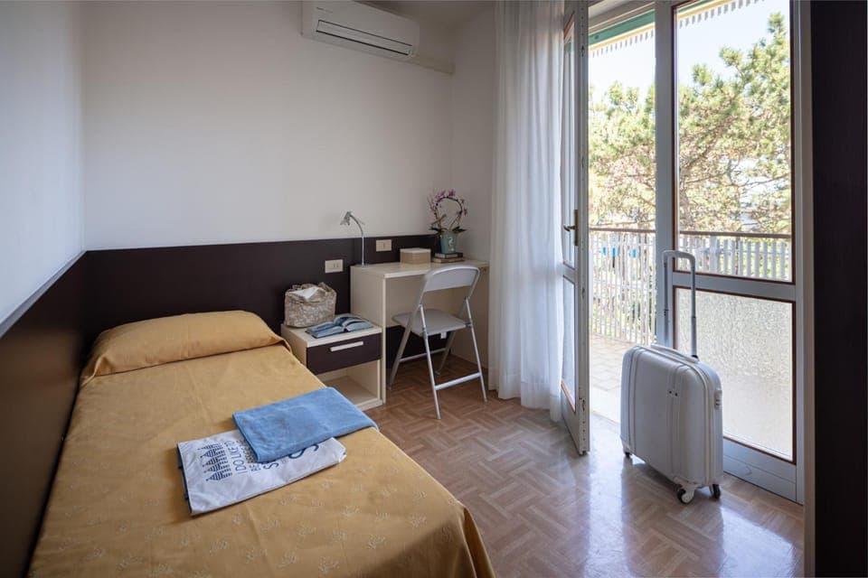 Bedroom, air conditioner