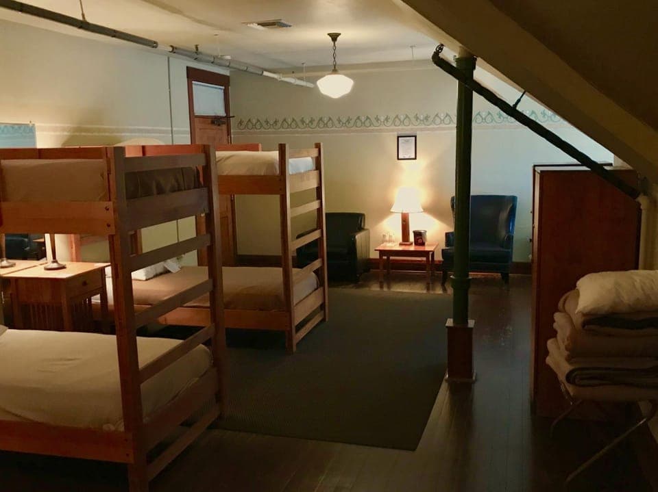 Seating area, bunk bed