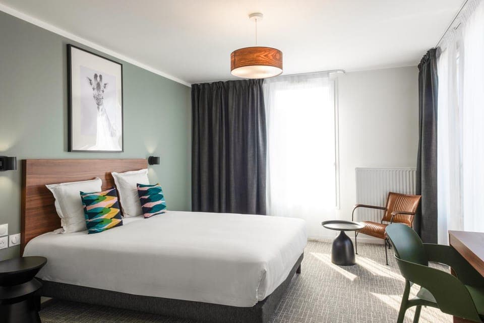 Bed, Photo of the whole room, Seating area, Bedroom