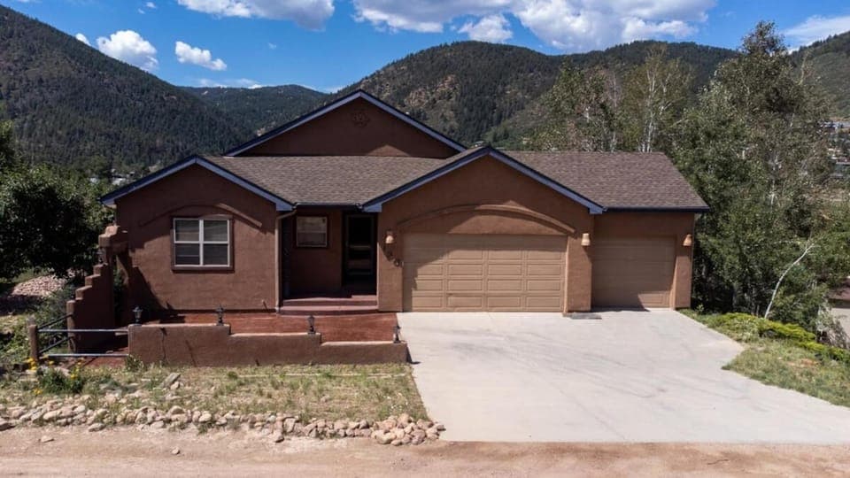 Picturesque Pueblo at Palmer Lake Sleeps 14 House in Palmer Lake