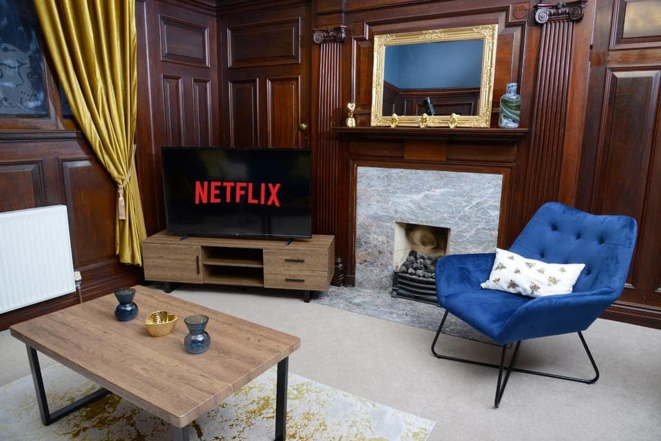 TV and multimedia, Living room, Seating area, flat iron