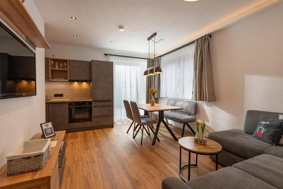 TV and multimedia, Kitchen or kitchenette, Living room, Seating area, Dining area