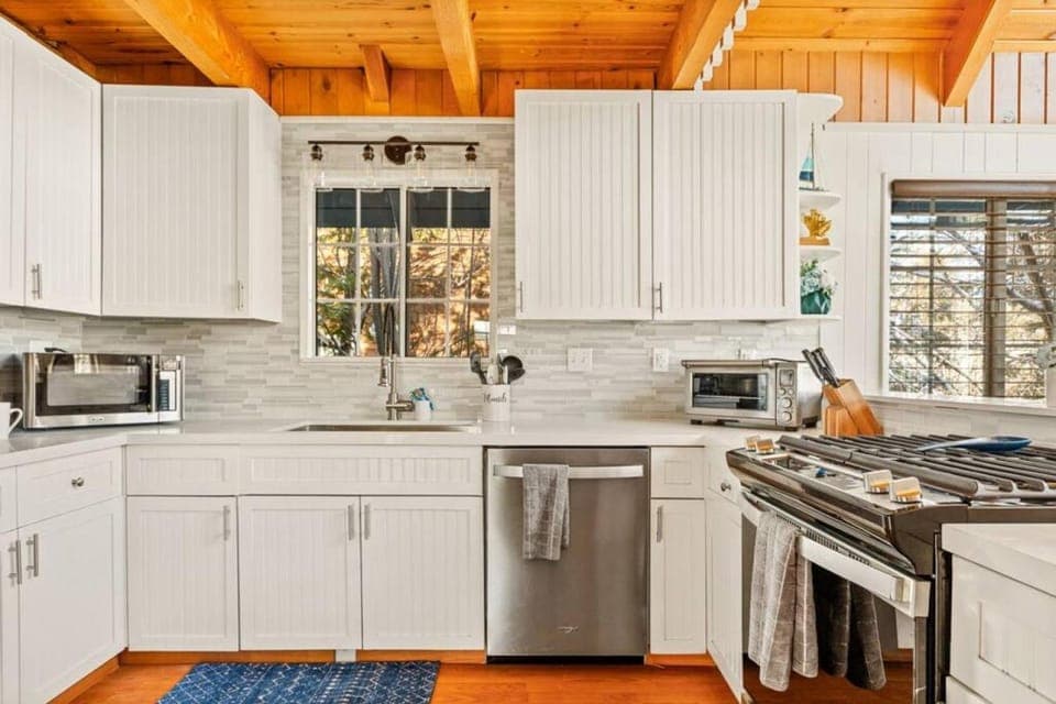 Cozy Cove Retreat-Lakeshore Cabin-Major Lake Vibes Cabin in Big Bear