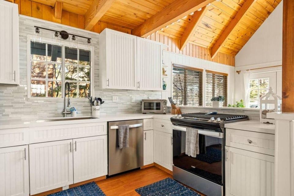 Cozy Cove Retreat-Lakeshore Cabin-Major Lake Vibes Cabin in Big Bear