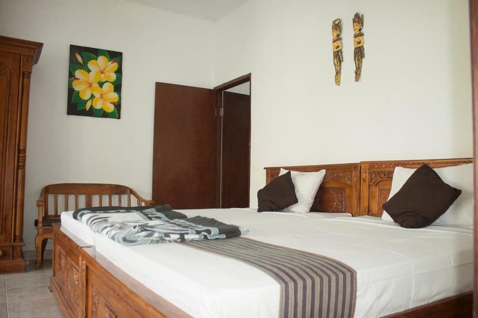 Photo of the whole room, Bedroom