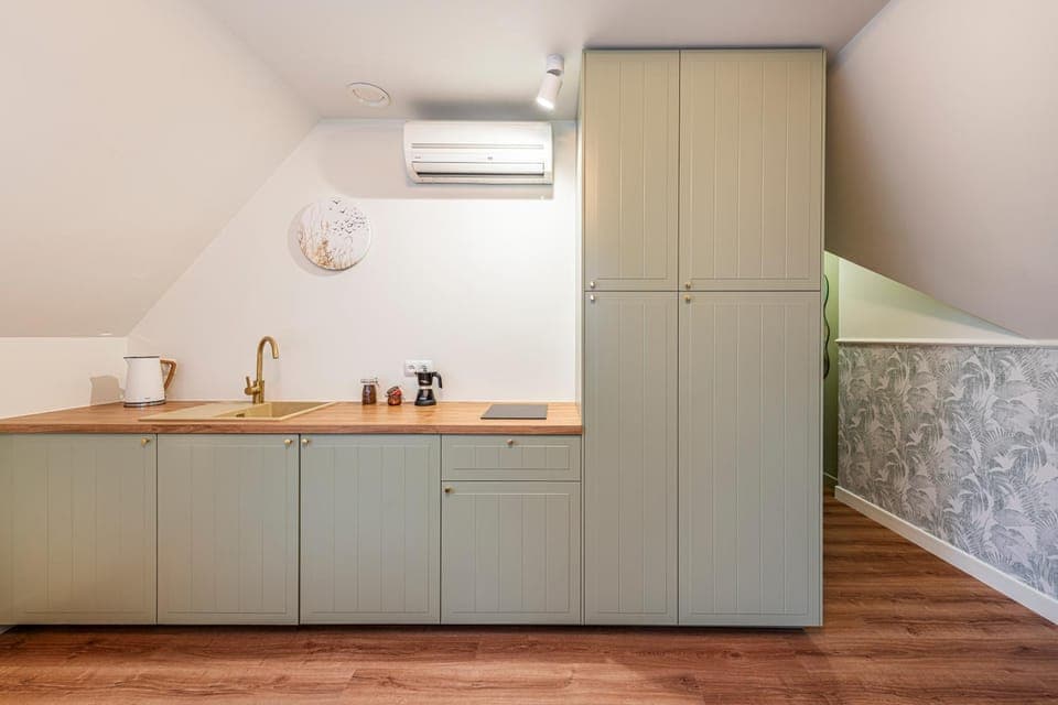 Coffee/tea facilities, Kitchen or kitchenette, wardrobe, air conditioner