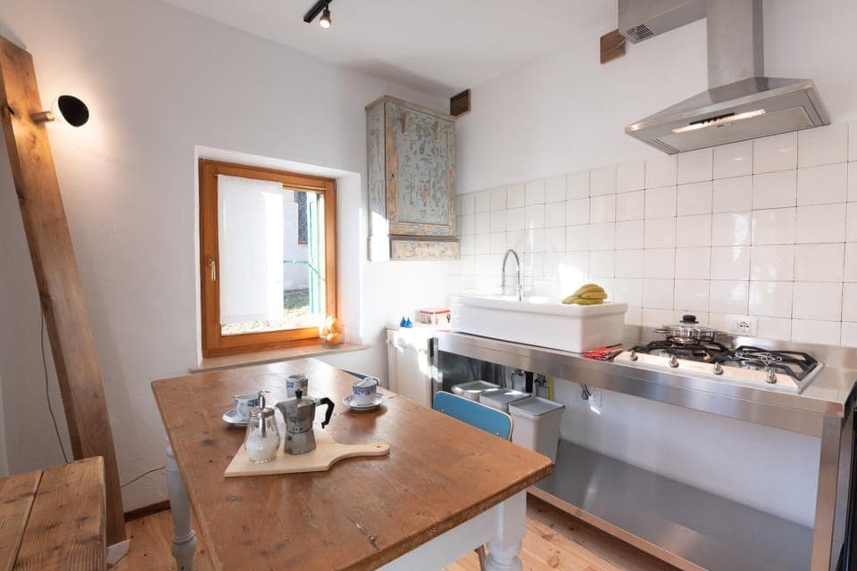 Coffee/tea facilities, Kitchen or kitchenette, Dining area, dishwasher, stove