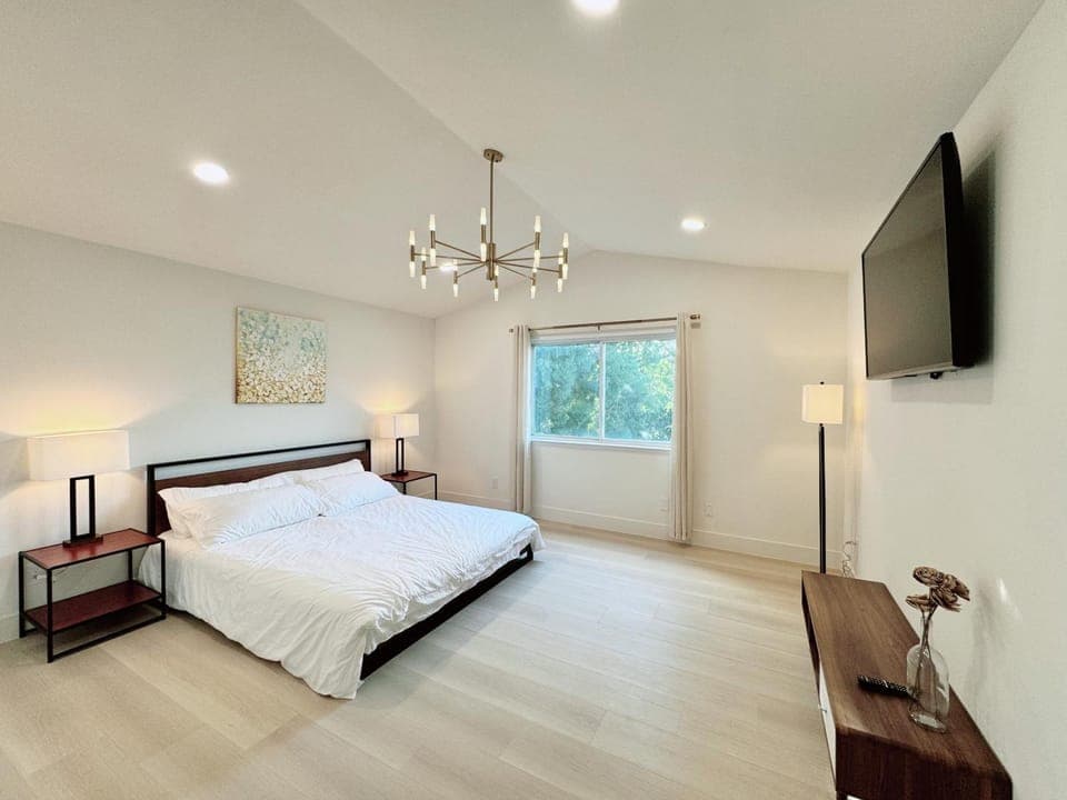 Bed, TV and multimedia, Photo of the whole room, Bedroom