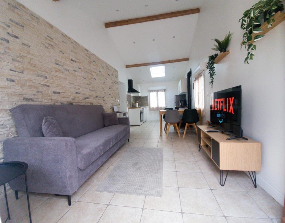 Communal lounge/ TV room, Bed, TV and multimedia, Living room, Seating area, Dining area